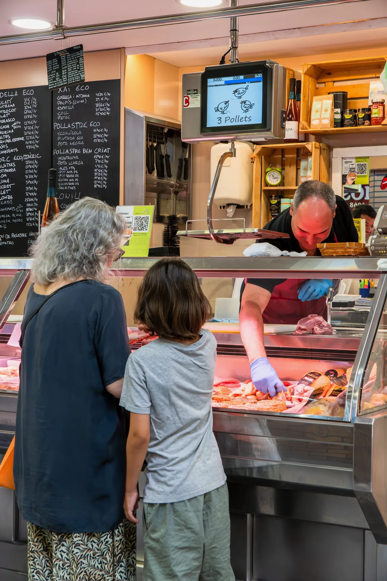 Clients comprant a la parada de 3 Pollets al Mercat de Palafrugell