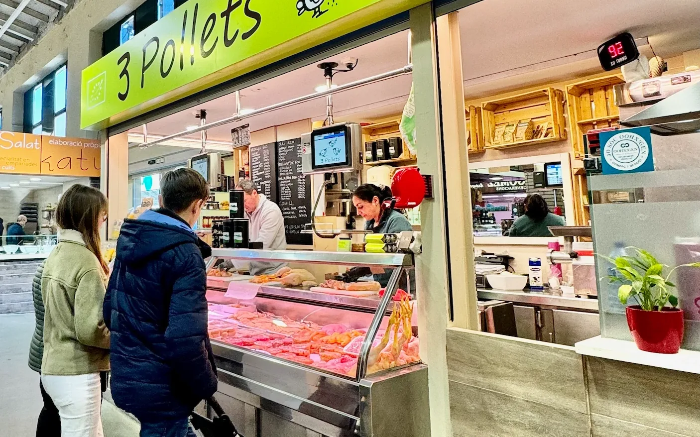 La parada de 3 Pollets dins del Mercat de Palafrugell